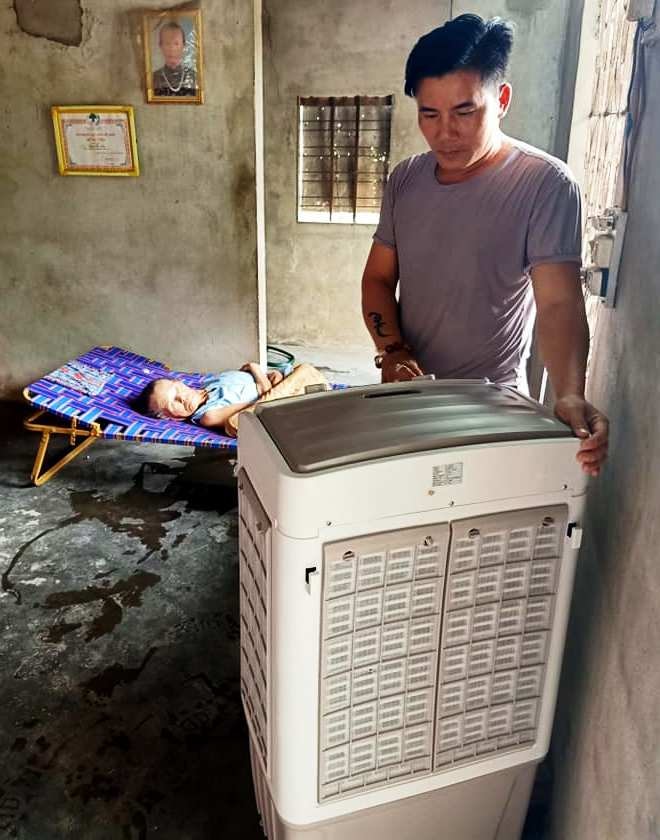 Anh Tuấn đã mua máy quạt hơi nước đến tặng bà Nguyễn Thị Quắn (86 tuổi) Có hoàn cảnh đặc biệt khó khăn, ở Thôn 1 xã Hải Thọ, huyện Hải Lăng.
