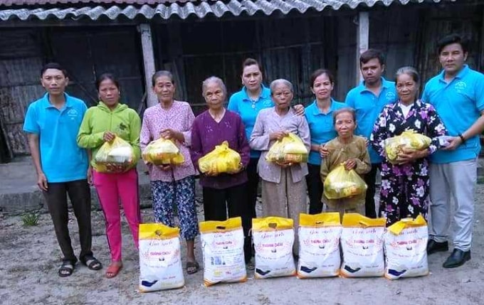 Nhóm thiện nguyện Hải Lăng trao quà cho các cụ già neo đơn, không nơi nương tựa.