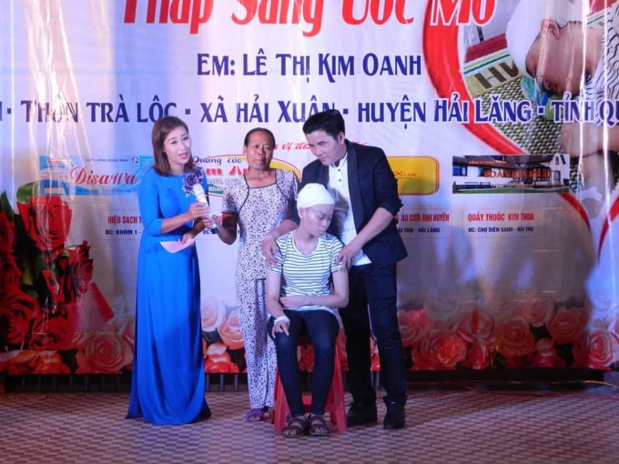 Chương trình văn nghệ “thắp sáng ước mơ” đã kêu gọi các mạnh thường quân hỗ trợ cho hoàn cảnh em Oanh.