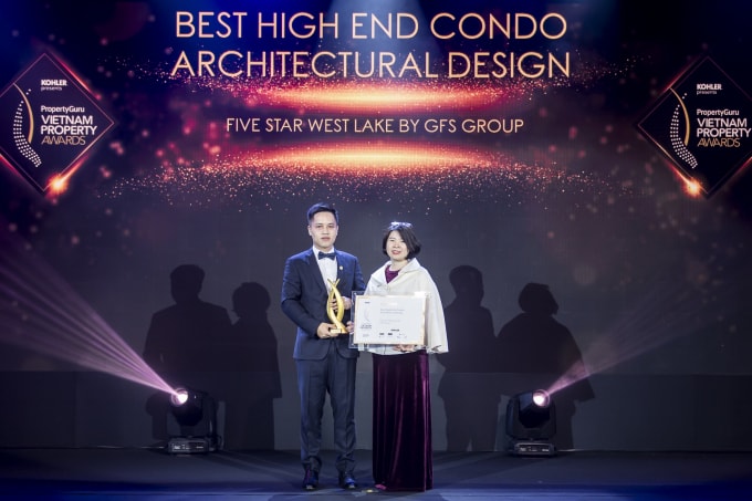 Ông Phạm Hải Đăng – Phó Tổng Giám đốc Tập đoàn GFS nhận Cup và chứng nhận “Winner” cho dự án Five Star West Lake.