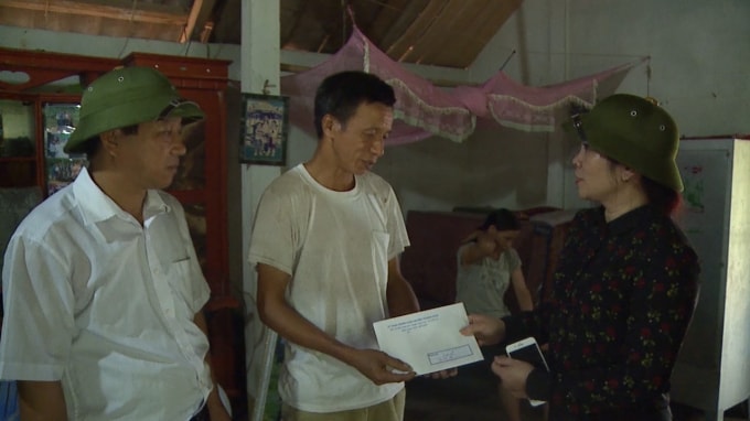 UBND huyện Thanh Sơn đã hỗ trợ cho những hộ thuộc diện hộ nghèo bị tốc mái, hư hỏng.
