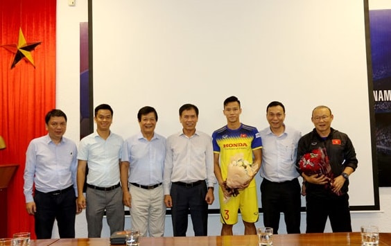 ĐT Việt Nam nhận sự khích lệ tinh thần từ lãnh đạo Tổng cục TDTT và VFF. Ảnh: VFF