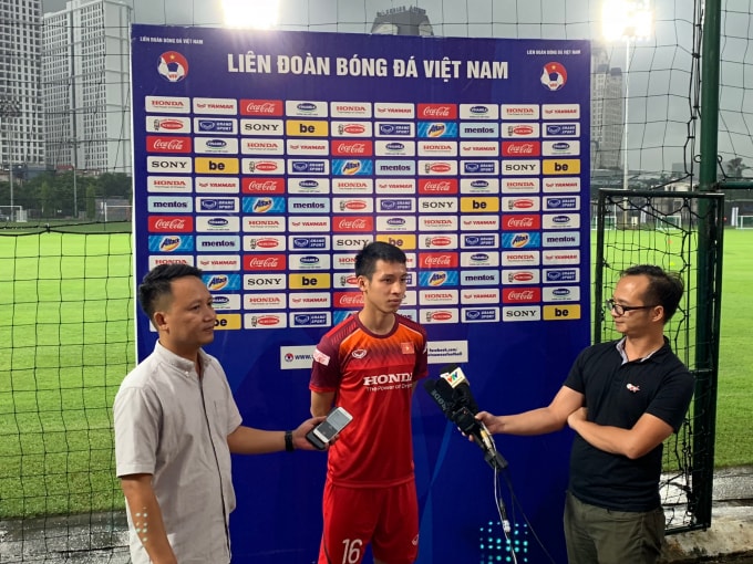 Đỗ Hùng Dũng trả lời phỏng vấn. Ảnh: Hoàng Dương