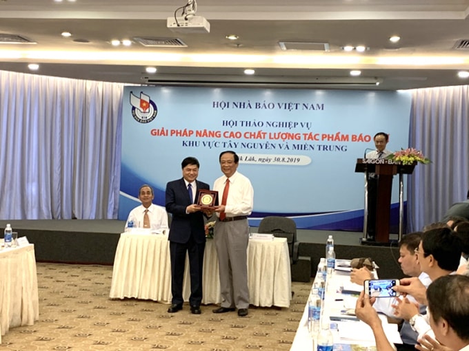 TS Mai Đức Lộc – Phó Chủ tịch Hội Nhà báo Việt Nam trao quà lưu niệm cho lãnh đạo tỉnh Đắk Lắk. Ảnh: THL
