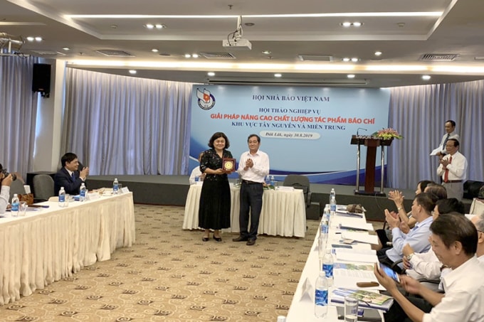 Nhà báo Nguyễn Bé - Phó Chủ tịch Hội Nhà báo Việt Nam trao quà lưu niệm cho lãnh đạo tỉnh Đắk Lắk. Ảnh: THL