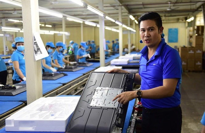 Ông Phạm Văn Tam, đại diện Công ty Asanzo ký thông báo tạm thời dừng hoạt động.