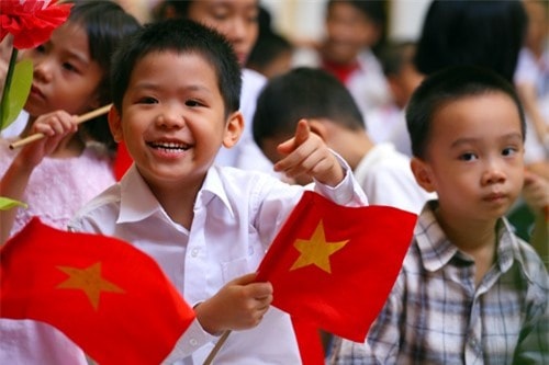 Sở GD&ĐT TP. HCM yêu cầu các trường tiểu học trên địa bàn chỉ cho học sinh dùng tối đa 3 quyển vở, ra chơi tối thiểu 30 phút. Ảnh minh họa