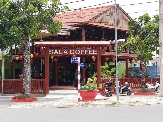 Quán cà phê xây dựng không phép và không phù hợp quy hoạch ngang nhiên tồn tại dù bị buộc tháo dỡ.