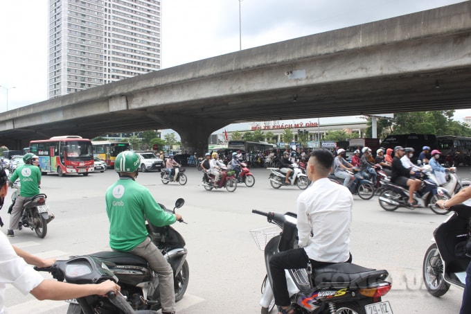 Lưu lượng lớn người và phương tiện đổ về khu vực bến xe Mỹ Đình khiến tình trạng ùn tắc bắt đầu xuất hiện tại ngã tư đường Phạm Hùng - Tôn Thất Thuyết