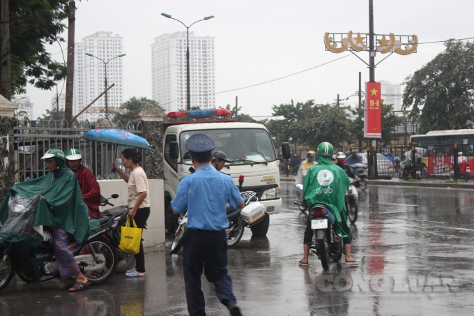 Lực lượng Thanh tra giao thông vận tải phân luồng, điều tiết giao thông trước cổng bến xe Giáp Bát