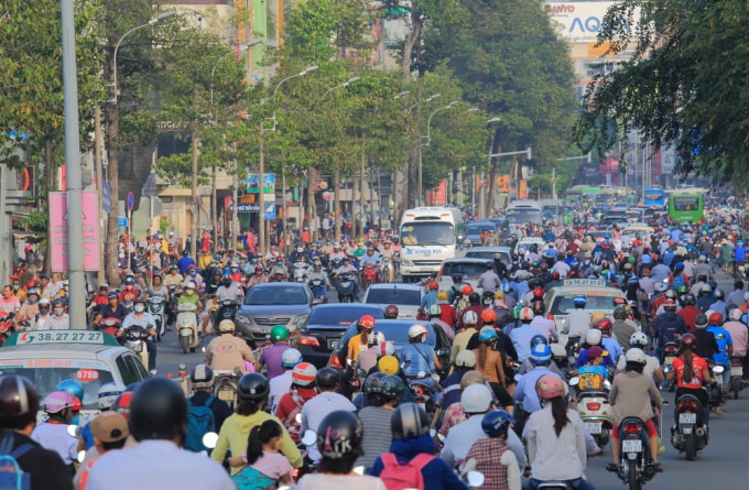 Dân số không ngừng tăng trong khi quỹ đất ngày càn cạn kiệt khiến TP. HCM đối mặt với tình trạng ô nhiễm, kẹt xe, quá tải hạ tầng.
