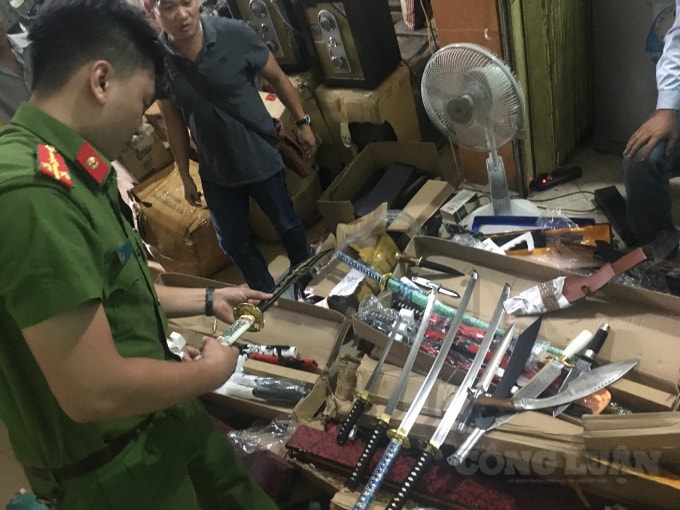 Số hàng hóa bị công an thu giữ.