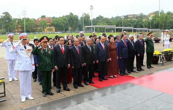 Các đồng chí lãnh đạo, nguyên lãnh đạo Đảng, Nhà nước, MTTQ Việt Nam tới đặt vòng hoa, vào Lăng viếng Chủ tịch Hồ Chí Minh. Ảnh: TTXVN
