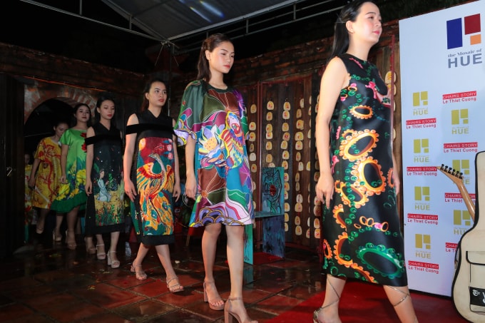 Biểu diễn thời trang ở không gian văn hóa Đông Khuyết Đài.