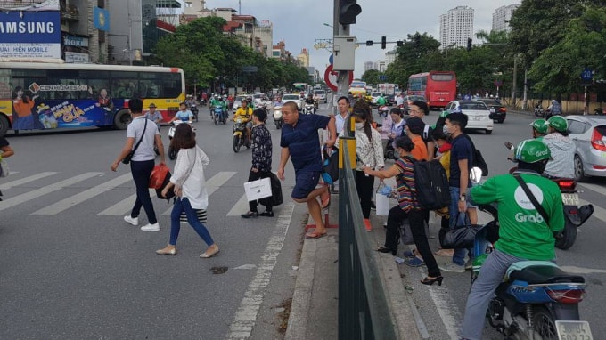 Phía ngoài bến Giáp Bát lượng khách về đây để đi các tỉnh Thanh Hóa, Nam Định, Thái Bình, Ninh Bình .... vẫn rất đông.