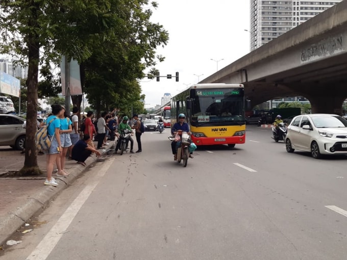 Phía ngoài đường Phạm Hùng khá còn khá đông hành khách đứng đợi bắt xe để về quê. Ảnh Hà Long.