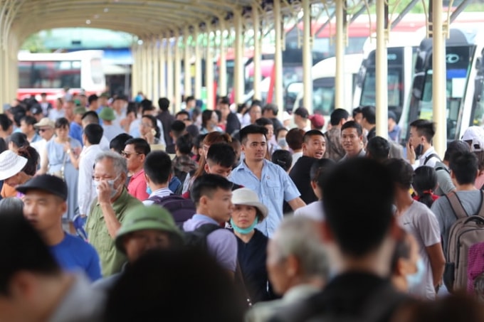 Tại bến Giáp Bát lượng khác đổ ra bến xe tăng cao. Để phục vụ lượng khác nghỉ lễ, bến xe Giáp Bát cũng sẽ tăng cường thêm 115 xe tập trung vào các tuyến như Thanh Hóa, Thái Bình, Nam Định, Ninh Bình.