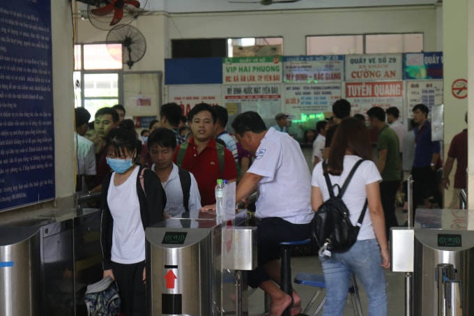 Phía trong các điểm bán vé vẫn còn nhiều hành khách. Ảnh Hà Long.