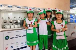 Niềm vui của các em học sinh khi có được nguồn nước uống sạch.