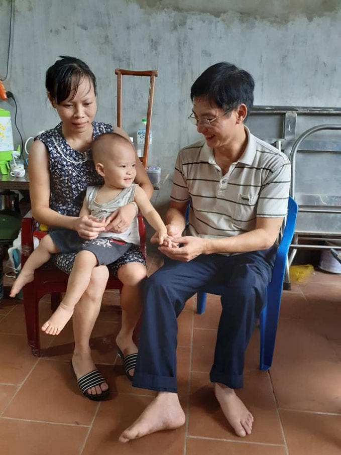 Anh Tưởng nở nụ cười hạnh phúc ngọt ngào bên cạnh vợ và cậu con trai. Ảnh Trần Toản.