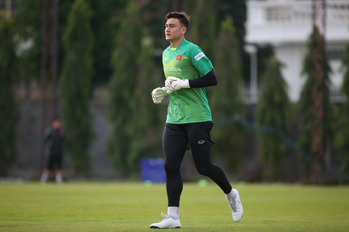 Thủ thành Đặng Văn Lâm quá quen thuộc với thảm cỏ tại sân tập của CLB Muangthong Utd. Ảnh: Hữu Phương