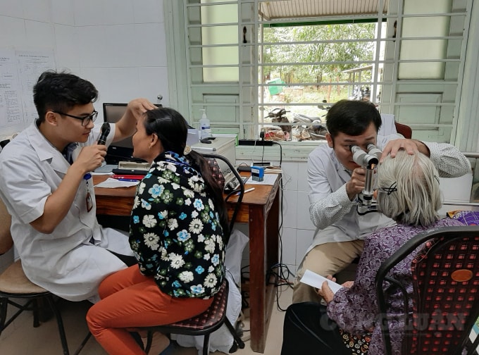 Đội ngũ bác sĩ thăm khám cho hơn 1500 người dân và bệnh nhân.