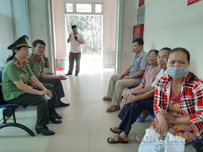 Lực lượng công an hỗ trợ người dân trong việc đi lại và làm thủ tục thăm khám.