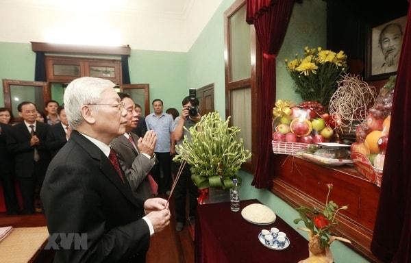 Tổng Bí thư, Chủ tịch nước Nguyễn Phú Trọng dâng hương, tưởng nhớ và tri ân công lao to lớn của Chủ tịch Hồ Chí Minh. Ảnh: TTXVN