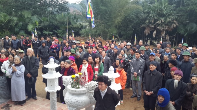 Hàng trăm người dân trong tỉnh và ngoài tỉnh đổ về đây thắp hương, vãn cảnh, tìm hiểu về Đền vào các dịp lễ hội của Đền và của cả nước.