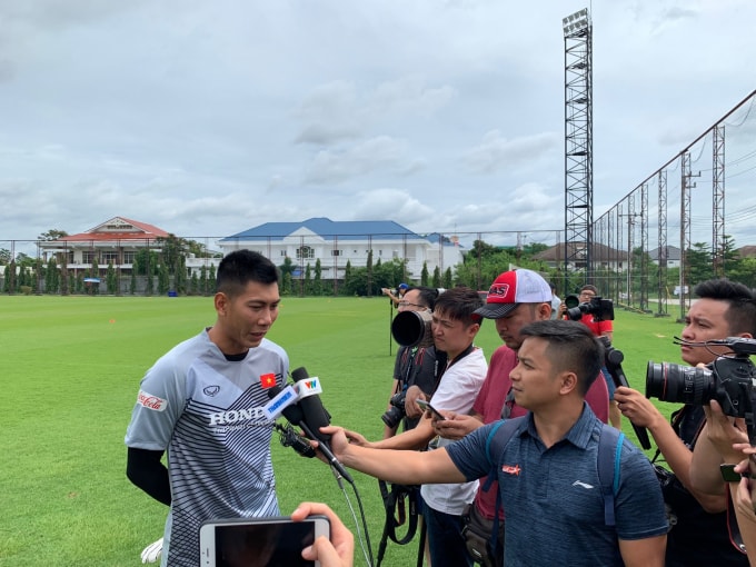 Thủ thành Tuấn Mạnh trả lời giới truyền thông trong buổi tập sáng 2/9. Ảnh: Hữu Phương