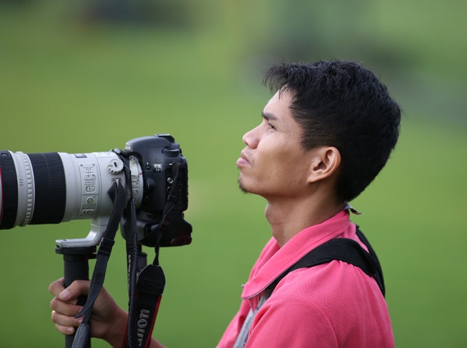 PV Itthinat Yimyoa chăm chú những khuân hình về ĐT Việt Nam. Ảnh: Hữu Phương