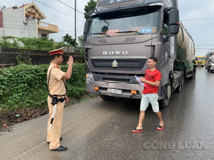 Đội CSGT số 12 tăng cường kiểm tra, xử lý nghiêm những vi phạm xe ô tô chở quá tải trọng