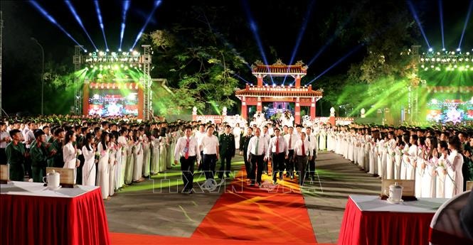 Tại điểm cầu Thừa Thiên – Huế, Thủ tướng Chính phủ Nguyễn Xuân Phúc cùng các đồng chí lãnh đạo Đảng, Nhà nước tham dự chương trình. Ảnh: TTXVN