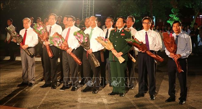 Thủ tướng Chính phủ Nguyễn Xuân Phúc cùng các đồng chí lãnh đạo Đảng và Nhà nước dâng hoa tại tượng đài Nguyễn Tất Thành tại trường Quốc Học Huế. . Ảnh: TTXVN