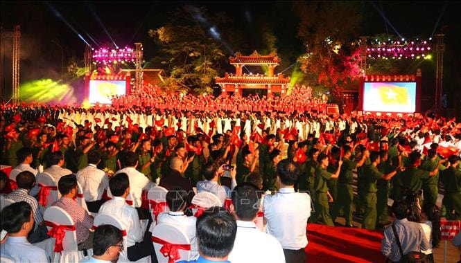 “Bài ca kết đoàn” thực sự đã mang tới góc nhìn khách quan và lạc quan về hành trình thực hiện Di chúc của Chủ tịch Hồ Chí Minh trong 50 năm qua. Ảnh: TTXVN