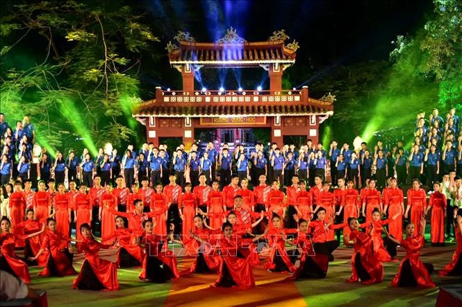 Chương trình có sự tham gia của hơn 1.000 nghệ sĩ, diễn viên, chiến sĩ, học sinh trên địa bàn tỉnh Thừa Thiên Huế. Ảnh: TTXVN