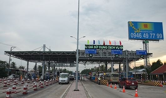 Trạm thu phí Cai Lậy.
