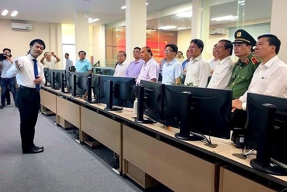 Đoàn công tác đến thăm Trung tâm điều hành đô thị thông minh.