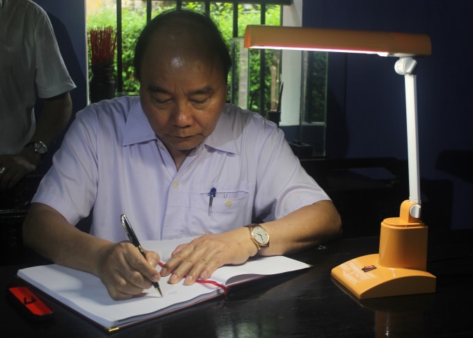 Thủ tướng Nguyễn Xuân Phúc viết vào sổ lưu niệm tại di tích.
