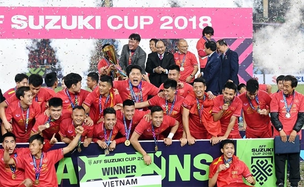 Thủ tướng chung vui cùng Đội tuyển Việt Nam giành chức vô địch AFF Suzuki Cup 2018. Ảnh: TL