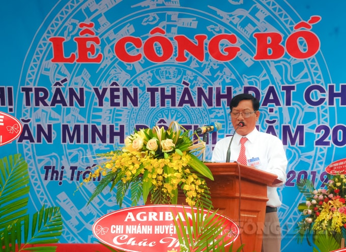 Ông Phan Doãn Hữu - Chủ tịch UBND thị trấn đọc báo cáo kết quả xây dựng thị trấn đạt chuẩn văn minh đô thị giai đoạn 2018 - 2019.