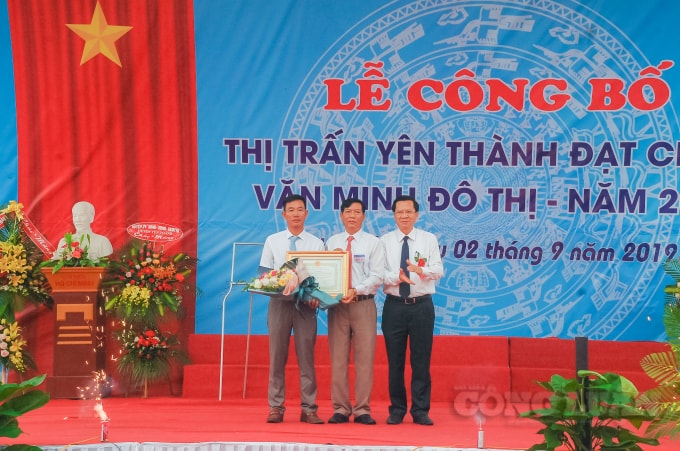 Ông Phan Văn Tuyên - Chủ tịch UBND huyện trao tặng bằng công nhận Thị trấn đạt chuẩn văn minh đô thị