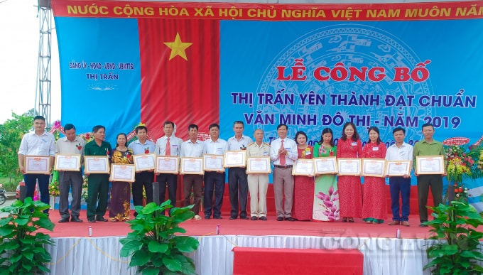 Các cá nhân, tập thể được trao tặng bằng khen do có những đóng góp tích cực trong công tác xây dựng thị trấn đạt chuẩn văn minh đô thị.