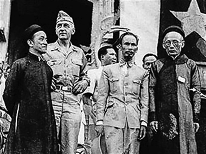 Hàng đầu từ trái sang phải, cụ Nguyễn Văn Tố, Chủ tịch Hồ Chí Minh và cụ Huỳnh Thúc Kháng.