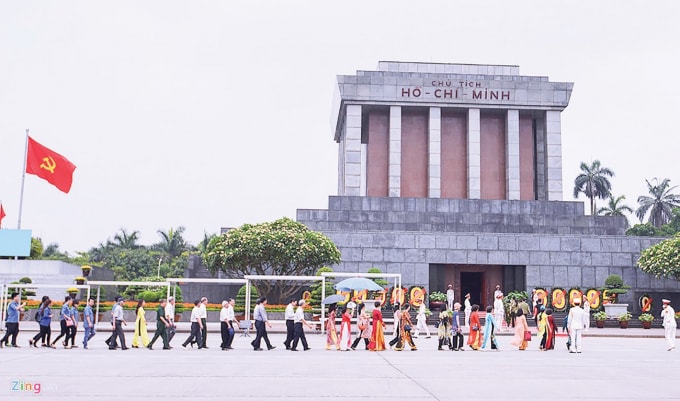 Nhân dân vào lăng viếng bác. Ảnh: T.L