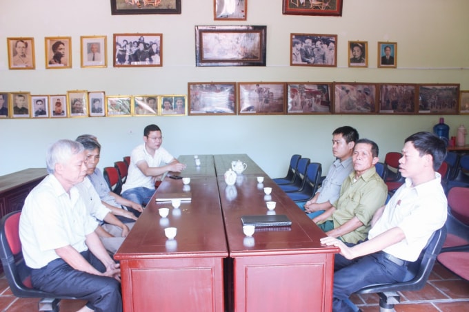 Bí thư Đảng ủy xã Lê Xuân Quảng cùng cán bộ, đảng viên thôn Xuân Kỳ đến thăm Miếu Gia Thờ - Nơi thành lập Chi bộ Đảng đầu tiên của huyện Kim Anh (cũ).