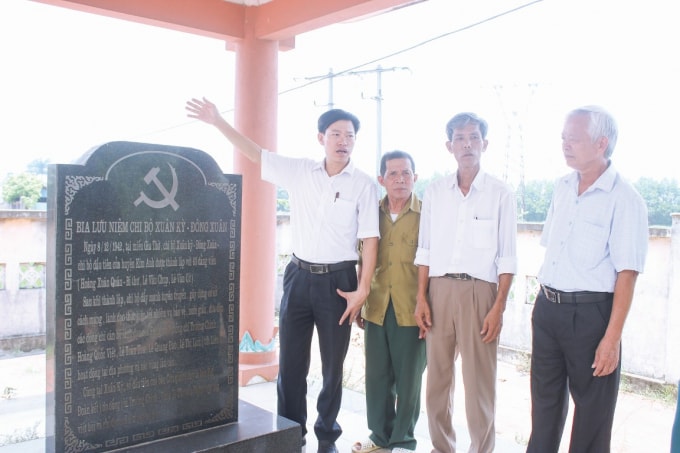 Các đảng viên ôn lại kỷ niệm tại Nhà truyền thống cách mạng Xuân Kỳ.