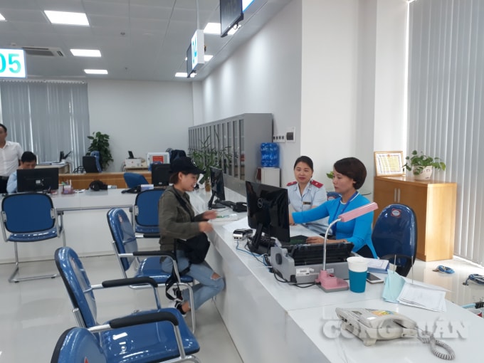 Người dân đến Trụ sở Trung tâm hành chính công mới khánh thành làm thủ tục hành chính.