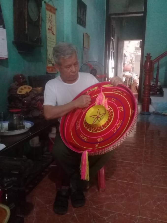 Sản phẩm nón quai thao do gia đình nghệ nhân Lê Xuân Đạt làm được khách hàng khắp nơi ưa chuộng. Ảnh Trần Toản.
