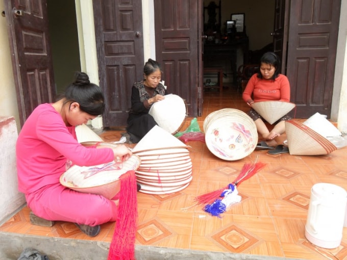 Trung bình thời gian để hoàn thiện mỗi chiếc nón được gia đình nghệ nhân Lê Xuân Đạt làm từ 8 tiếng – 2 ngày tùy theo từng kích cỡ. Ảnh Trần Toản.